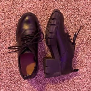 A little worn but still very up-to-date. Women’s US 6, black, and very cute.